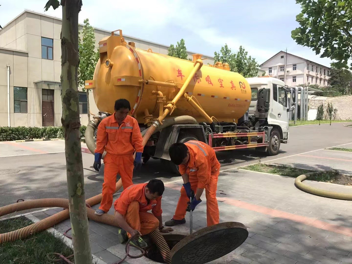 永顺管道疏通车停在窨井附近