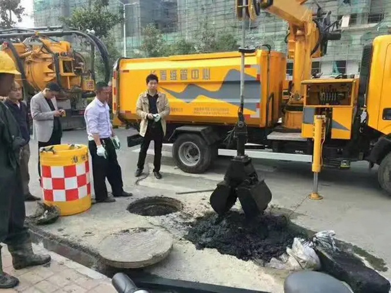 永顺街道：网格员化身“清道夫”，为民解忧疏通“堵心”化粪池