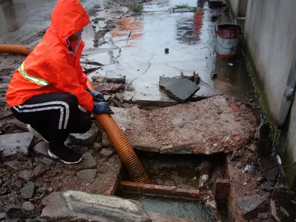 永顺专业清理污水池 炜誉市政以规范流程守护城市 “肠道”