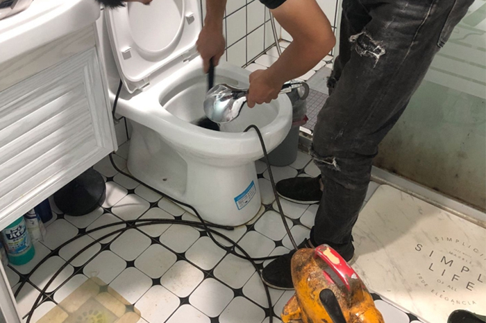 永顺马桶堵塞自己疏通还是找师傅？专业上门服务让你省时更省心